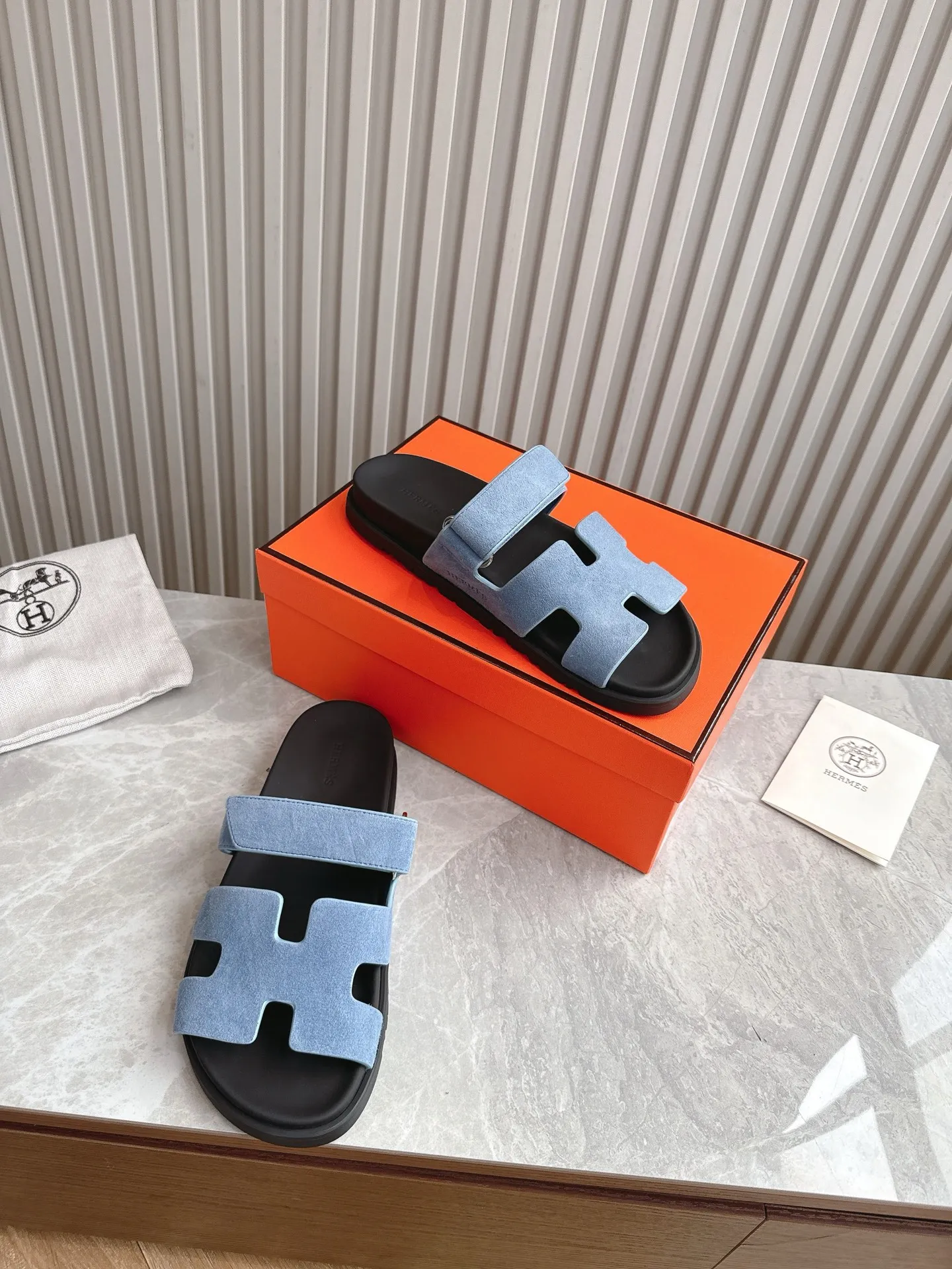 p480🐮🐮Couple model (top version) H family 2024 spring and summer new style HERMES Hermes' recently popular couple model pig nose angle sandals and slippers, paired with various colorful socks, popular. Upper: imported original deerskin (the genuine leather edging is not ordinary super migration). Lining: imported genuine leather. Outsole: Tpu non-slip and wear-resistant outsole. Size: Female 35-42 (40/42 non-returnable and non-exchangeable) Male size: 39-45 (45 non-refundable and non-exchangeable)
